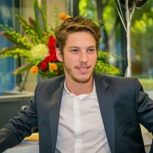 Meet your Posher, Omri